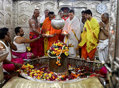 Ujjain: Congress President Rahul Gandhi accompanied by party leaders Kamal Nath and Jyotiraditya Scindia, offers prayers at Mahakaleshwar Jyotirlinga temple in Madhya Pradesh's Ujjain on Oct 29, 2018. (Photo: IANS)